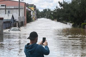 Katastrofiškos liūtys skalauja Centrinę Europą: potvyniams ruošiasi ir Vokietija