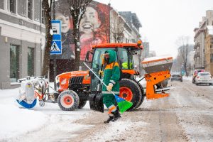 Kaunas žiemos iššūkiams pasiruošęs: išrikiuota technika, sandėliai užpildyti druskos atsargomis