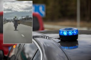 Kelių gaidelio pasirodymą palydėjo ne gerbėjų ovacijos, o policijos pareigūnų švyturėliai