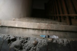 Auditas atvėrė piktžaizdę: Lietuvoje alkoholikai ir narkomanai negydomi