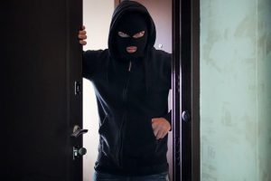 Į kauniečio namus įsiveržė plėšikai – jį sumušė ir apvogė