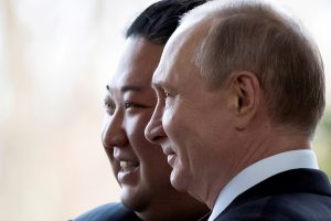 Baltieji rūmai: Pchenjanas slapta tiekia Rusijos karui Ukrainoje artilerijos sviedinius