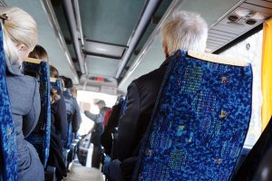 Keleiviai niršta: sostinėje atsiskaityti banko kortele autobusuose beveik nėra galimybės