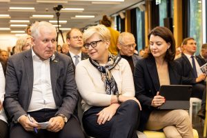 Premjerė sako pasitikinti A. Anušausku: informaciją apie tankus galima lengvai „išsigūglinti“