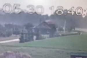 Užfiksavo žaibo kirtį į namą, kuriame buvo žmonės: jei ne ūkininkai, būtų viskas (vaizdo įrašas)