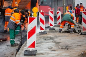 Gatvės išardytos, o darbininkų nesimato: kodėl taip yra?