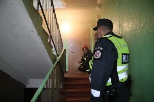 Po daugiabučio namo laiptais rastas irstantis vyro kūnas