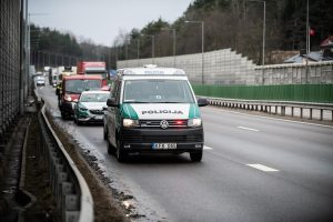 Magistralėje dvigubai greitį viršijęs  lakstūnas su „Audi“ neliko nepastebėtas