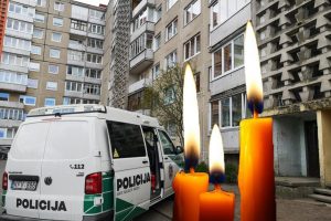 Kaune rastas pusamžės moters lavonas: įtariama, kad ji iškrito pro langą