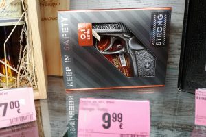 Nustebino sovietinė žvaigždė ir ginklo formos butelis: už 9,99 euro parduoda tikrąją tėvynę?