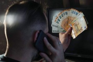 Apie sukčių išviliotus 118 tūkst. eurų moteris policijai pranešė po dviejų metų