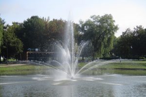 Į Kalniečių parko tvenkinį sugrįžo fontanas: vandens purslai vėl džiugina praeivius