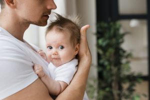 Vyrai vis dažniau išeina tėvystės atostogų: atskleidė, ko labiausiai bijo mamos