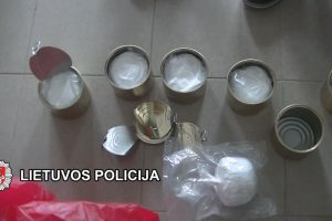 Kokainas konservų dėžutėse: kaltę kategoriškai neigę vyrai siunčiami už grotų