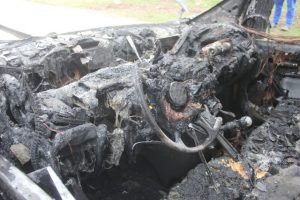 Pareigūnai aiškinasi, kas padegė panevėžiečių BMW
