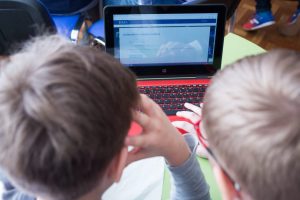 Pirmoji nuotolinio mokymosi diena: tinklas neatlaiko apkrovų – lūžta sistemos