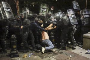 Sakartvele protestuotojai po policijos susidorojimo prie parlamento pastatė barikadas