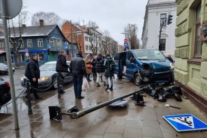 Avarija K. Donelaičio g.: numuštas šviesoforas ir kelio ženklas, eismas – chaotiškas