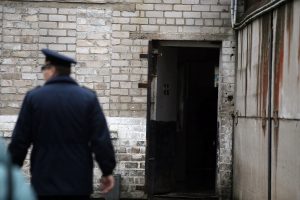 Pravieniškių kalėjimo specialistas į darbą atėjo girtas