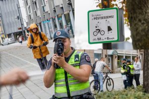 Laisvės alėjos „skrajūnams“ – paskutinis įspėjimas: dviračių tako čia nėra