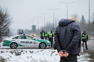 Neeilinis incidentas Vilniuje: į gatvę išbėgęs vyras ėmė niokoti automobilius