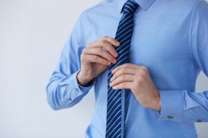 Dėl pabrangusios energijos – neįprastas siūlymas: prašo nedėvėti kaklaraiščių