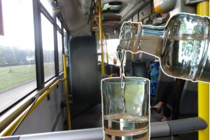 Įžūlumas: vidudienį Kauno troleibuse trys vyrai surengė išgertuves