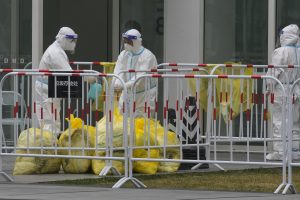 Kinijoje dėl COVID-19 protrūkio skelbiamas karantinas 17 mln. gyventojų turinčiame mieste
