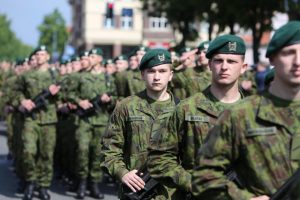 Apie privalomą tarnybą išgirdę studentai nesidžiaugia: bus perdegimas