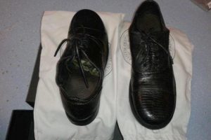 Muitininkus sudomino batai iš driežo odos