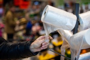Aktualu: atsako į dažniausius klausimus apie plastikinius maišelius prekybos centruose