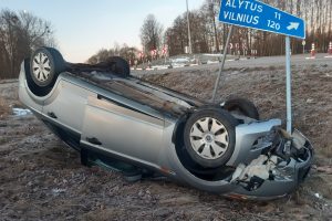 Alytaus rajone penki baltarusiai nuvažiavo nuo kelio ir apsivertė