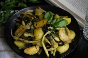 Veganiški patiekalai: keptos bulvės su šparaginėmis pupelėmis ir bazilikais