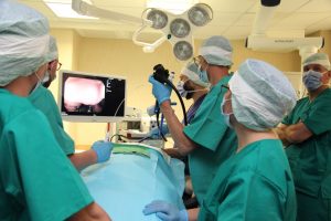 Klaipėdos jūrininkų ligoninėje skrandžio mažinimo operacija atlikta be pjūvių