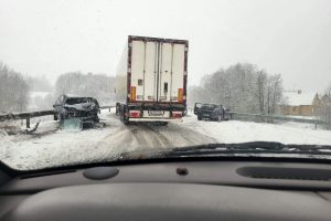 Per avariją Plungės rajone susidūrė trys automobiliai, nukentėjo trys žmonės