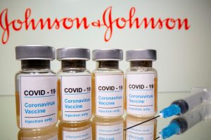 „Johnson & Johnson“ sustabdė vakcinos nuo koronaviruso gamybą