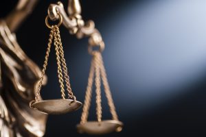 Teismui perduotoje su nužudymu siejamoje byloje tarp kaltinamųjų – pareigūnai ir advokatas