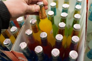 Plungės rajone per reidą penkios parduotuvės nepilnamečiams pardavė alkoholio