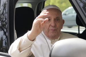 Popiežius Pranciškus paliko ligoninę