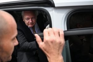 „WikiLeaks“ įkūrėjas J. Assange'as paleistas į laisvę