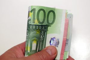 Klaipėdoje sukčiai apgavo dvi pensininkes: vėl „tikrino“ kupiūras