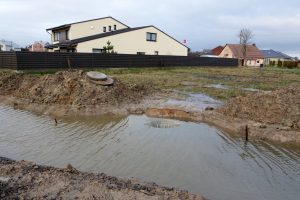 Gyventojai skundžiasi apsemta gatve: gyvena lyg Venecijoje