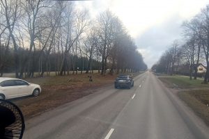 Vėl užkliuvo policininkų elgesys: automobilį pasistatė ant žalios vejos ir skiriamojoje juostoje?