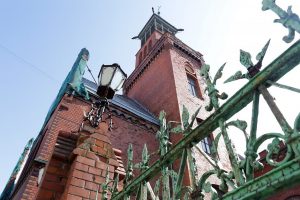 Griūvantis Klaipėdos paštas: kodėl istorinio pastato prikėlimas naujam gyvenimui juda taip lėtai?
