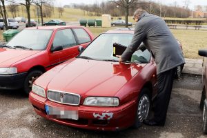 Kova dėl kiekvienos laisvos vietos: klaipėdiečius erzina apleisti automobiliai kiemuose