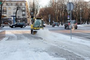 Uostamiesčio gatves valyti trukdo stovintys automobiliai