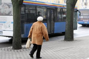 Autobusų vairuotojų darbas: pavėlavę atvykti į stotelę netenka dalies atlyginimo
