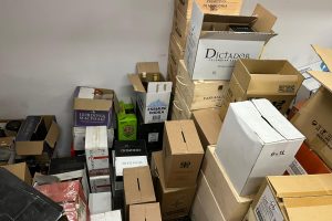 Kauno policija aptiko didelį kiekį nelegalaus alkoholio, tabako gaminių ir grynųjų eurų