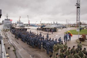 Priešmininio laivo „Kuršis“ įgula apdovanota medaliais „Už tarptautines operacijas“ 