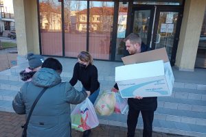 Gargždai ruošiasi ukrainiečių atvykimui – per valandą suaukota tūkstančiai daiktų